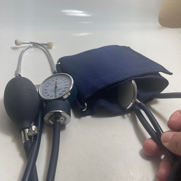 Walgreens  Manual Inflate Blood Pressure Arm Cuff Aneroid Sphygmomanometer - Picture 5 of 7